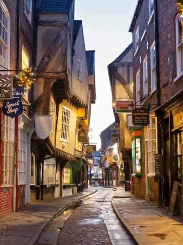 Top 12 best Christmas shopping towns in the UK Story