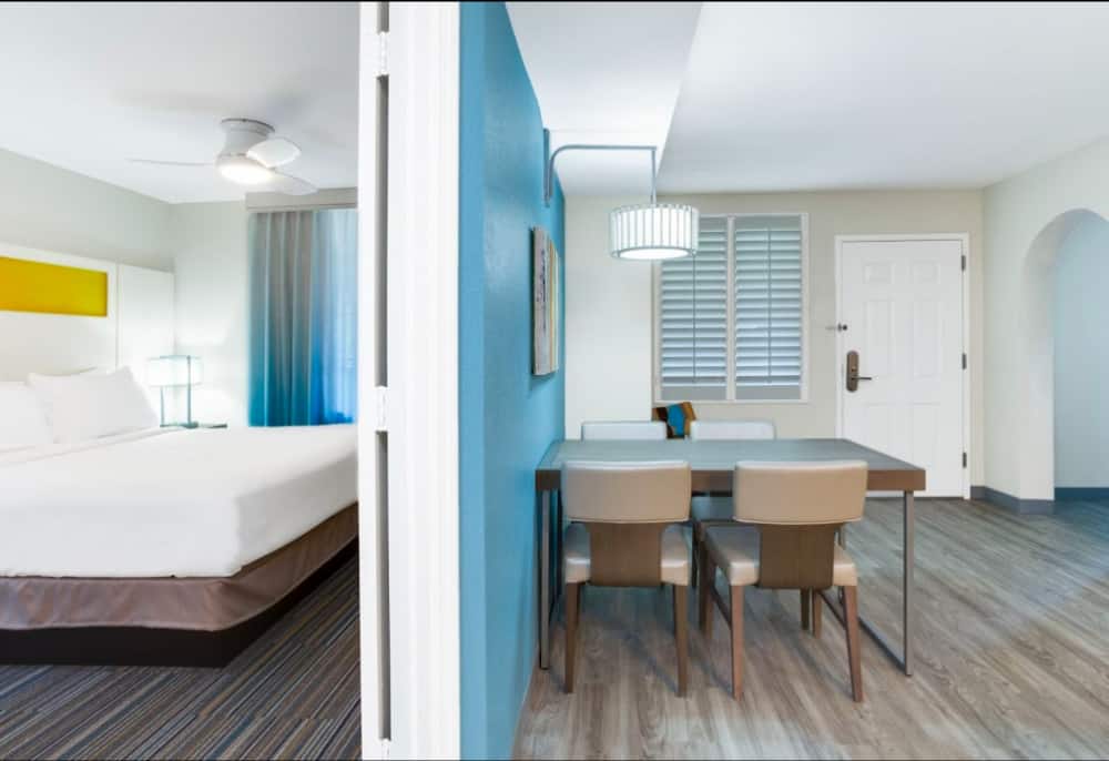 Holiday Inn Resort Orlando Suites - a relaxed and modern all-suite hotel in Orlando