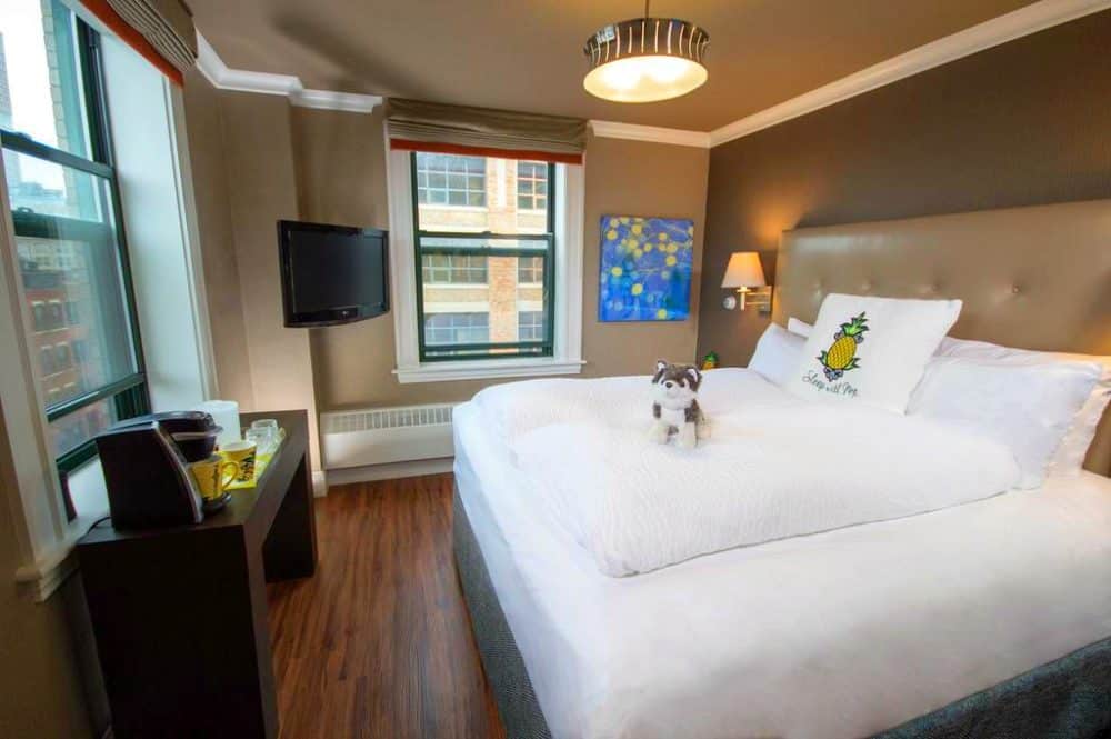 Bedroom ciew of The Alise Boston Staypineapple in Boston