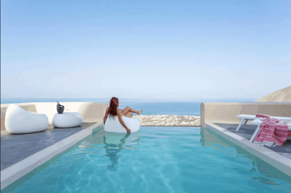 Romantic suites in Santorini