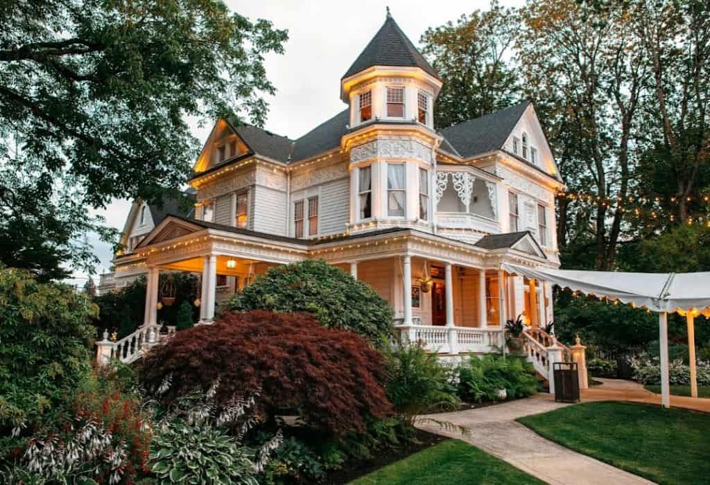 The Victorian Belle Mansion - Oregon