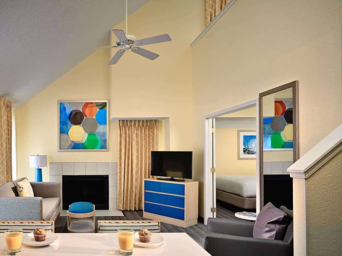 Sonesta ES Suites Colorado Springs - a colorful, cool and trendy residence style2