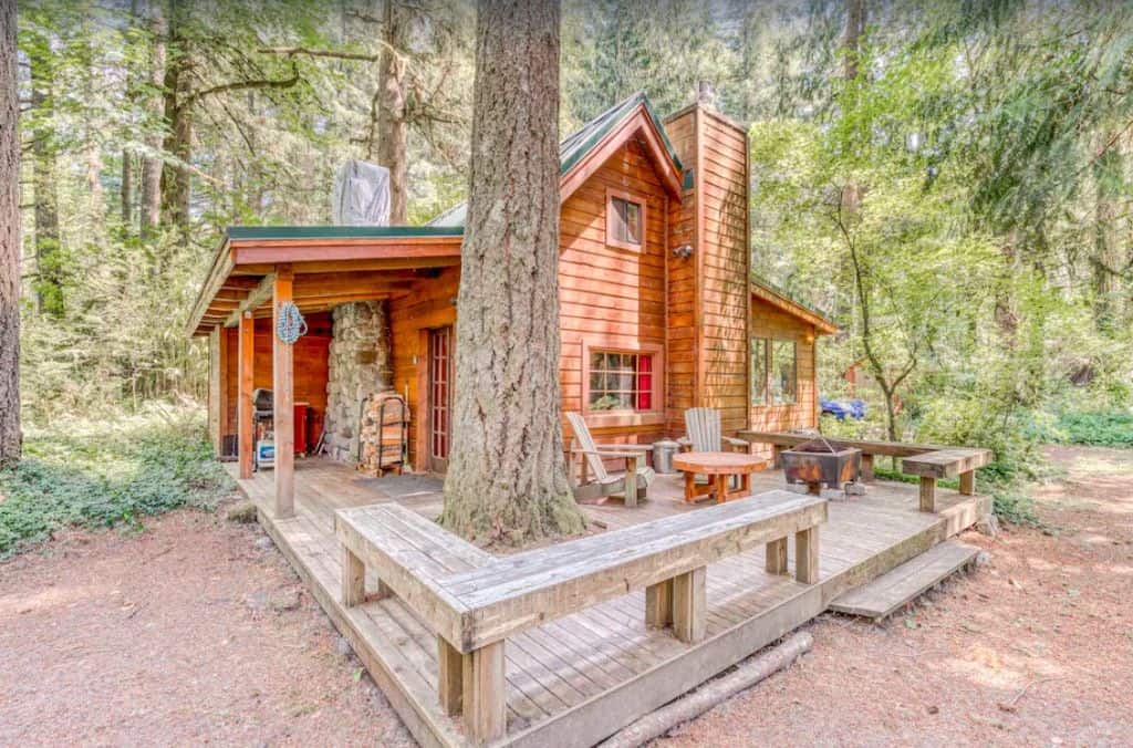Cozy Cabin with Lovely Deck - Riverfront Property