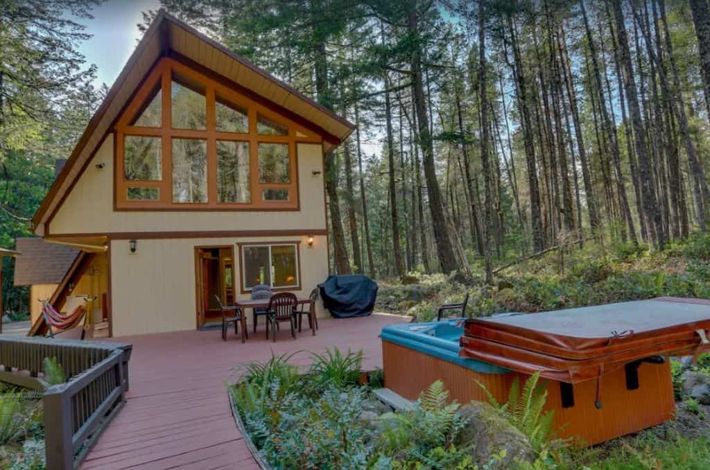 Lovely cabin in tranquil setting with private hot tub - Oregon