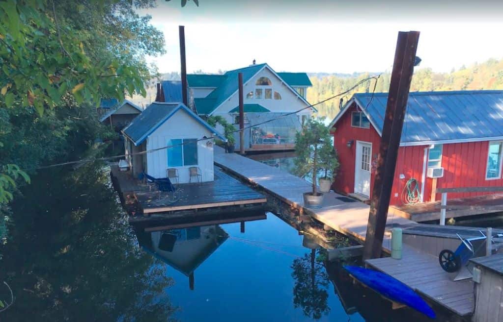 Tiny Floating Vacation Home called the Minnow - Oregon
