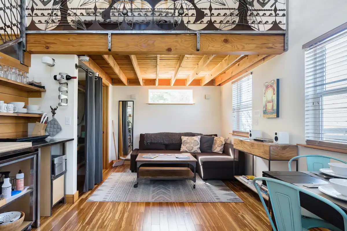 Micro-Loft cu ușă albastră realizat manual în locație modernă și artistică - Airbnb