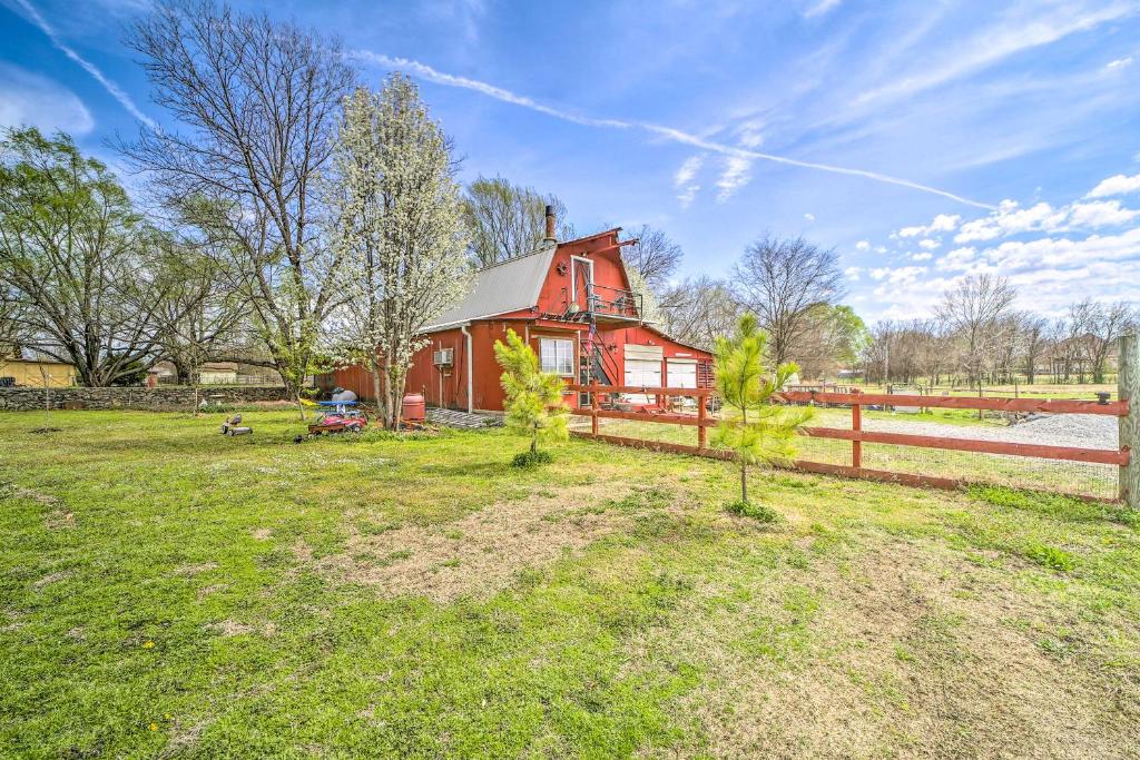 Barn Studio with Deck and Views, Close to Dtwn - Tulsa
