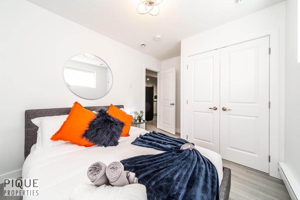 NEW Vibrant & Central 2 Bedroom, 1 Bath Suite, Fast WiFi, Fireplace, Sleeps 4! - a stylish place to stay in Edmonton1