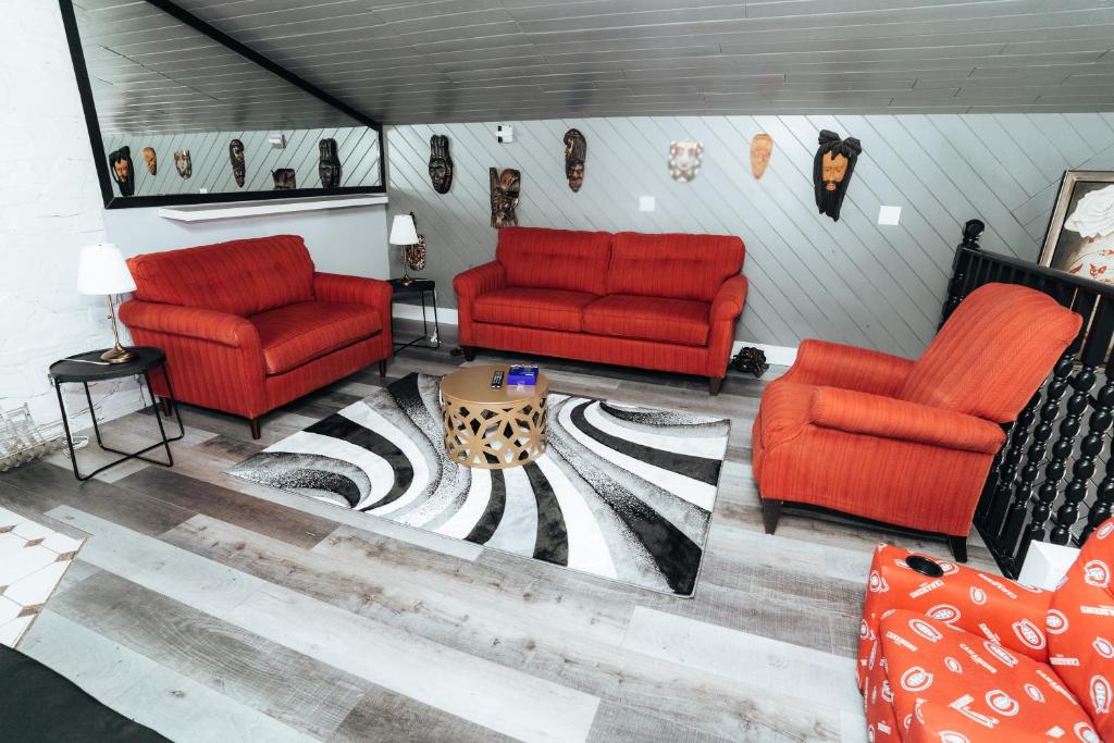 The Loft House (Wonderfully Designed) - a colorful, kitsch, and fun holiday home in Edmonton
