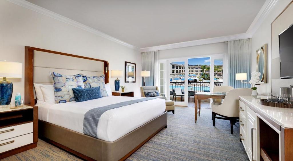 Balboa Bay Resort - one of the most upscale resorts to stay on Newport Beach with a stylish and modern décor