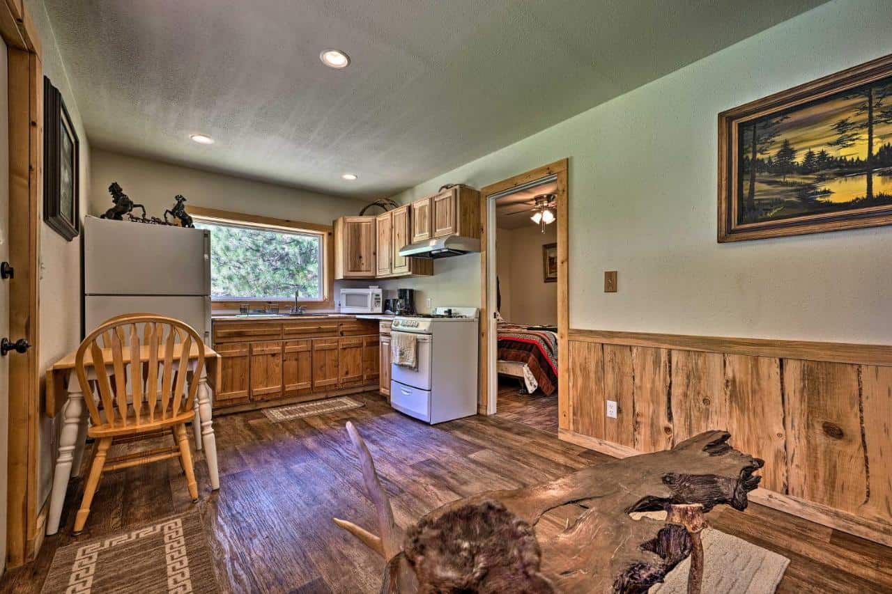 Evolve Countryside Cabin in Robie Creek Park! - a rustic-chic holiday home