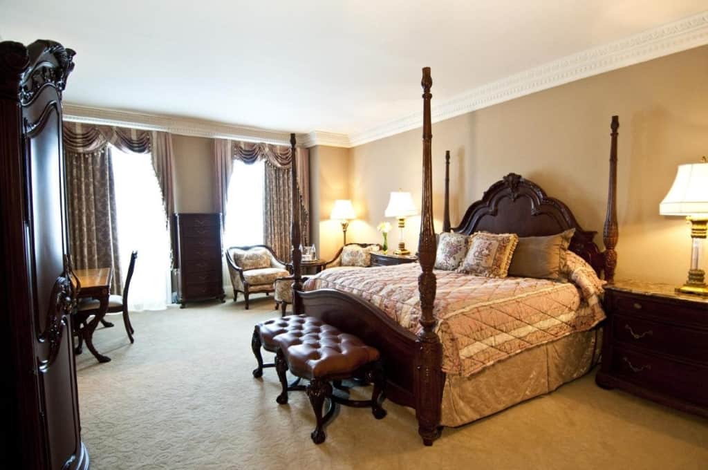 Market Pavilion Hotel - a lavish, rustic and historic hotel surrounded by Charleston's most well-known landmarks 