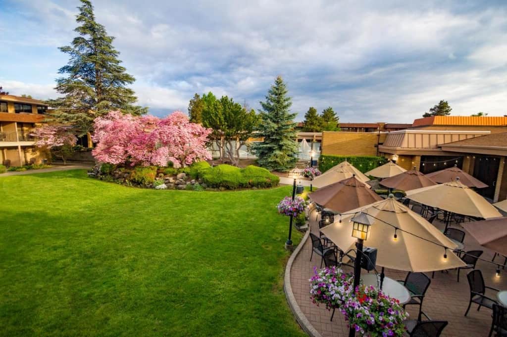Mirabeau Park Hotel, Spokane Valley - a traditional and tranquil hotel overlooking beautiful gardens featuring an outdoor pool