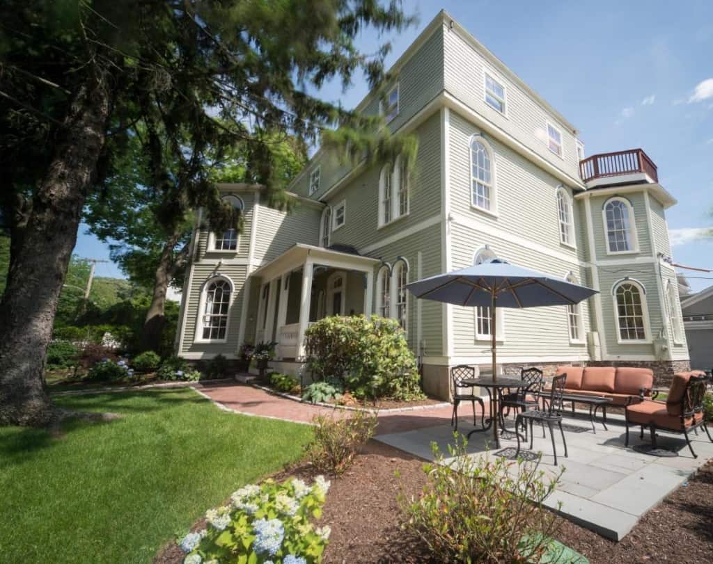 Serenity Inn Newport - a European-style inspired, sleek and fancy hotel providing guests with a delicious homemade breakfast