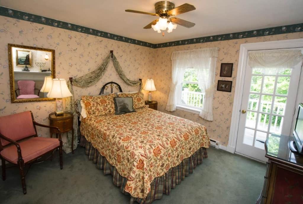 Anne's White Columns Inn - a quiet, elegant and kitsch accommodation with a sunlight porch overlooking the bright gardens