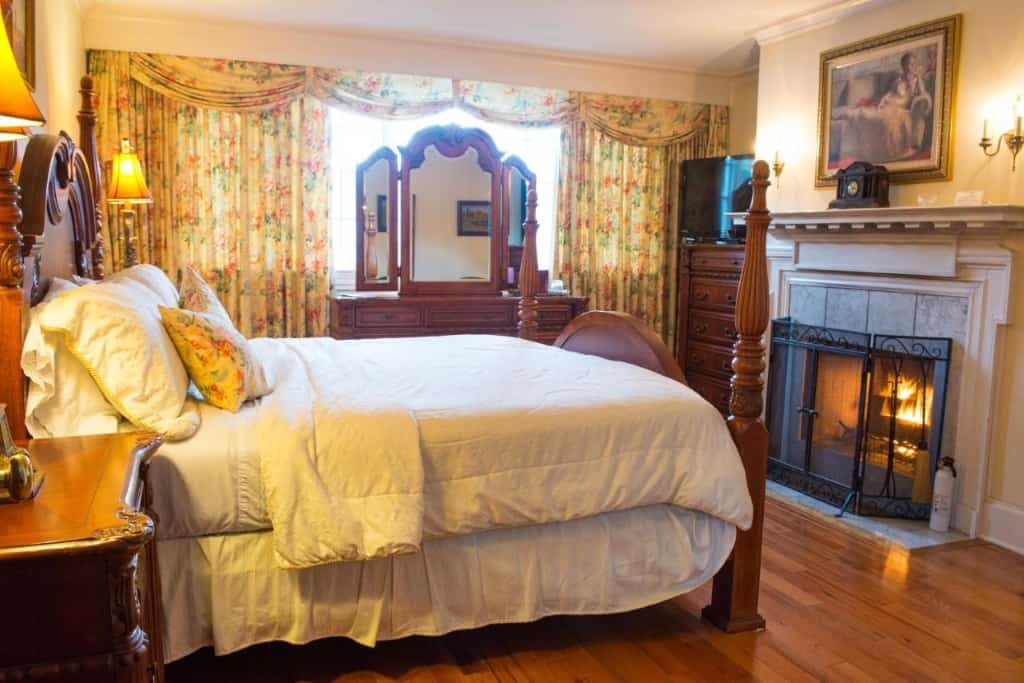 Chiltern Inn - a unique and historic-chic accommodation featuring an indoor pool, home theater and art gallery 