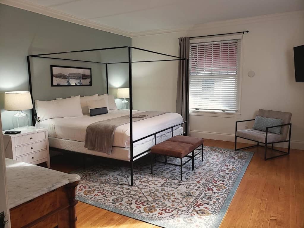 Hearthside Inn - a trendy, elegant and cozy accommodation located on a quiet street in Downtown Bar Harbor