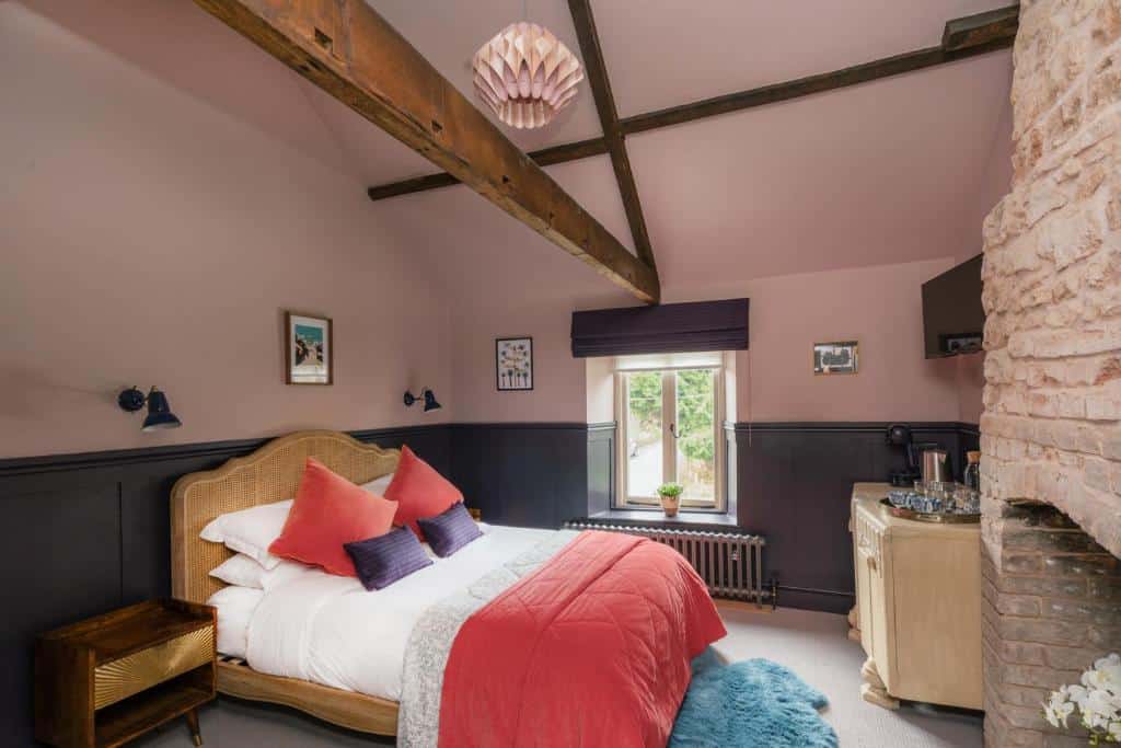 Queens Chew Magna, Bristol - quirky traditional guesthouse in Chew Valley