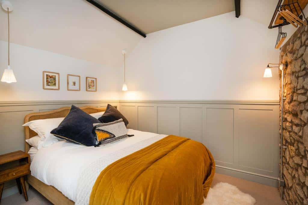 Queens Chew Magna, Bristol - quirky traditional guesthouse in Chew Valley