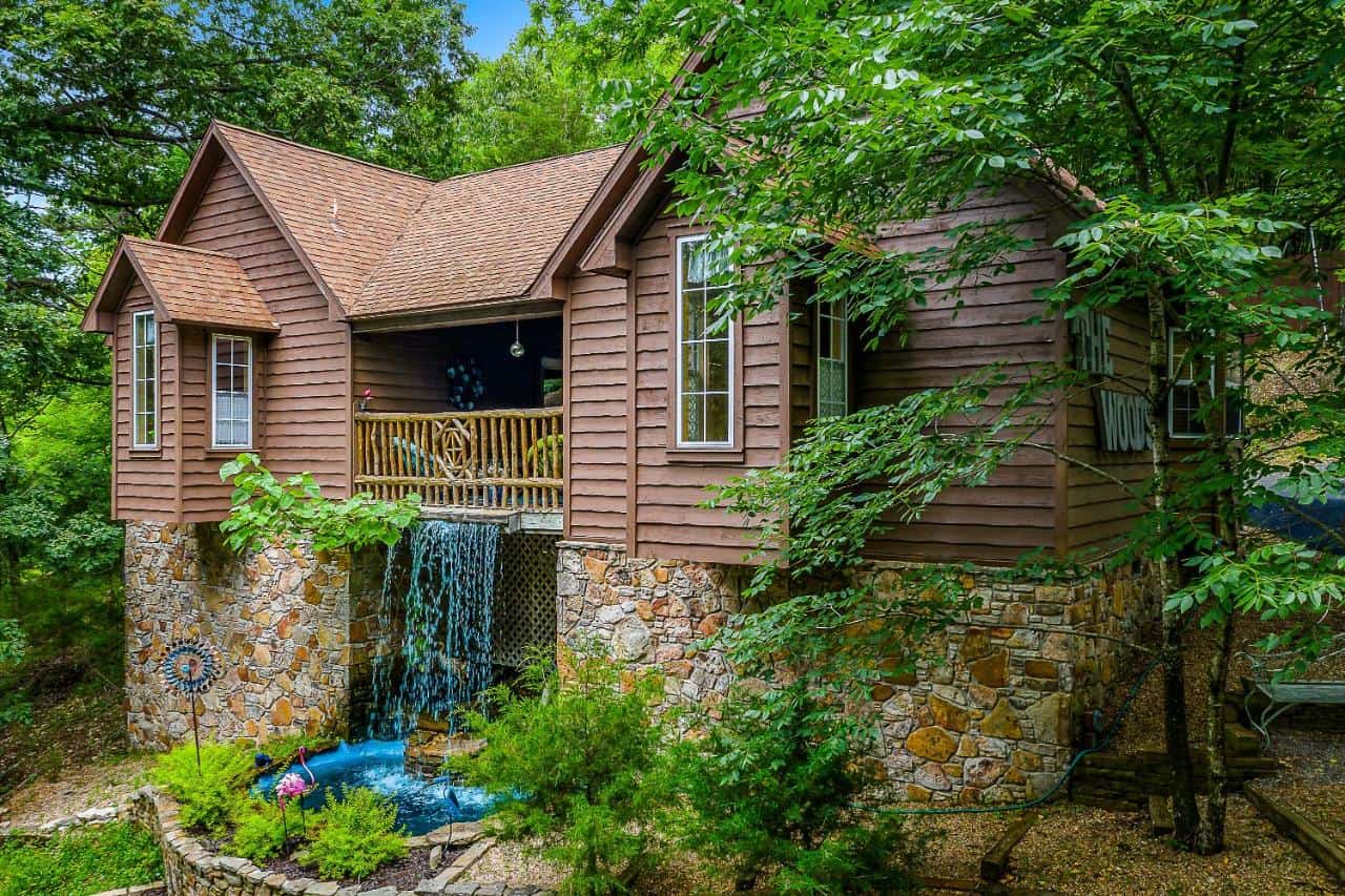 The Woods Cabins - a colorful, kitsch, and stylish inn to stay in Eureka Springs