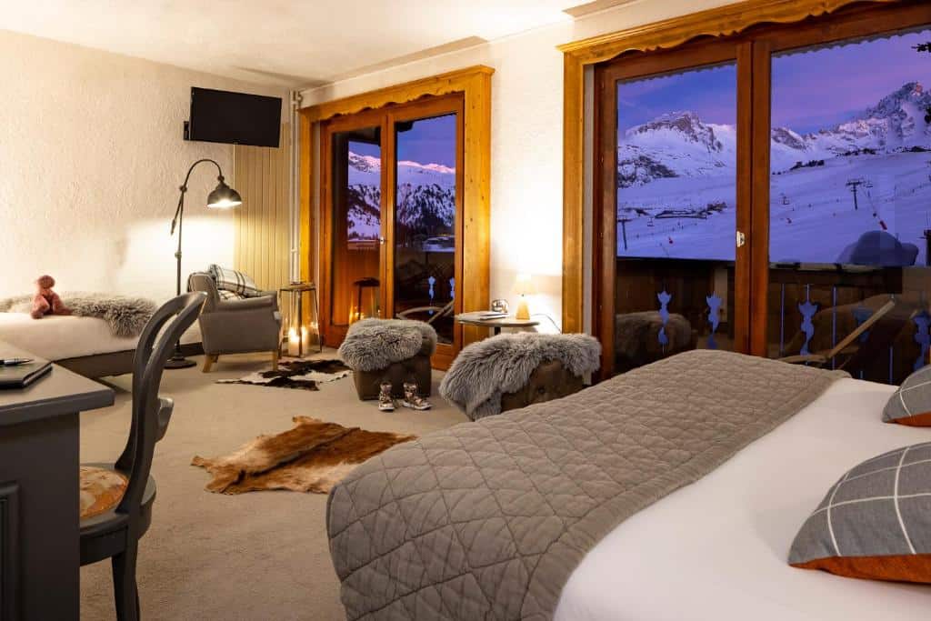 View inside bedroom of Hôtel Courcheneige in Courchevel