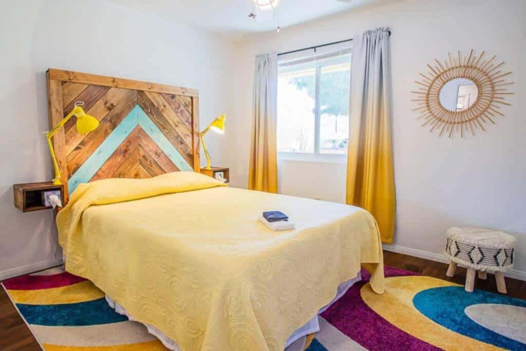 JT SUNSHINE HOUSE Cozy, Artsy & Comfy, Dog Friendly, 3BD - a funky, vibrant and cool accommodation located near the center of Joshua Tree