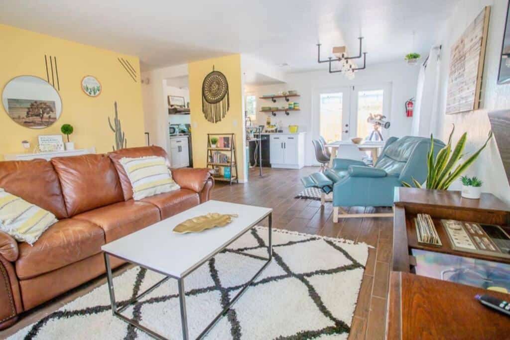 JT SUNSHINE HOUSE Cozy, Artsy & Comfy, Dog Friendly, 3BD - a funky, vibrant and cool accommodation located near the center of Joshua Tree