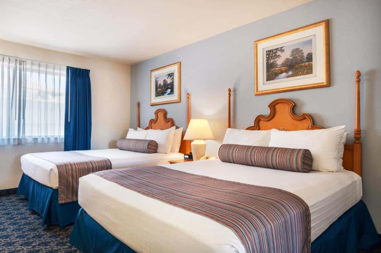 View of bedroom in Sands Inn & Suites hotel in San Louis Obispo