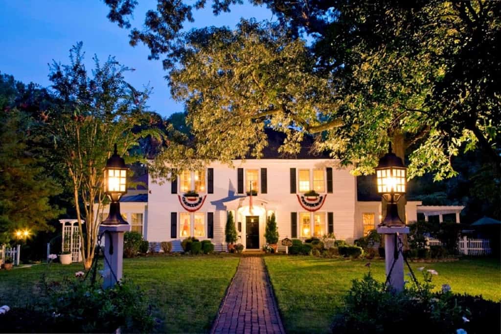 A Williamsburg White House Inn - a beautiful, elegant and romantic B&B offering guests a complimentary full breakfast every morning