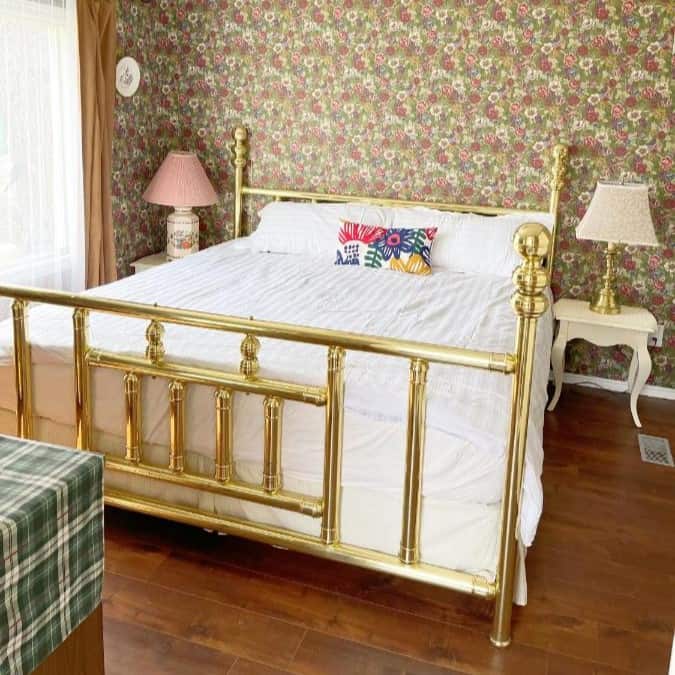 Anne’s House - a colorful and kitsch B&B to stay in Niagara Falls1