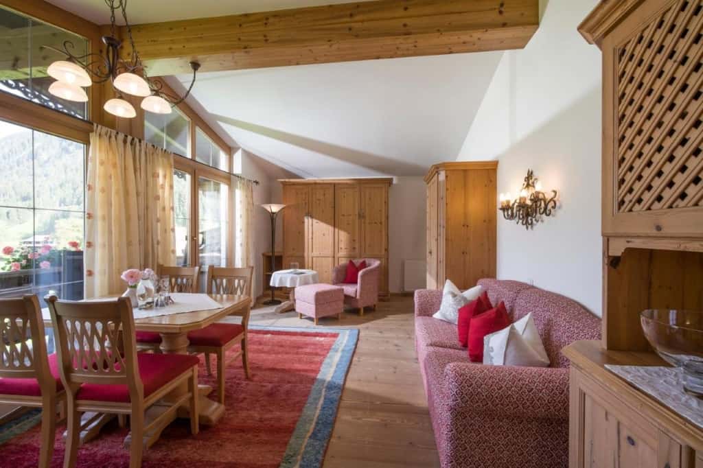 Apparthotel Veronika - a quiet, upscale and classic accommodation steps away from the center of Mayrhofen