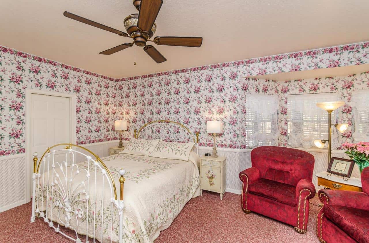 Apples Bed and Breakfast Inn - a colorful, kitsch, and cozy country-style B&B1