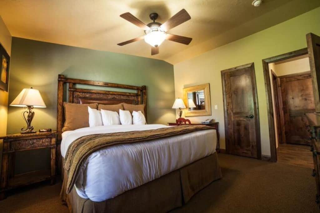 Cable Mountain Lodge - a family-friendly, upscale and rustic hotel featuring an outdoor pool and hot tub 