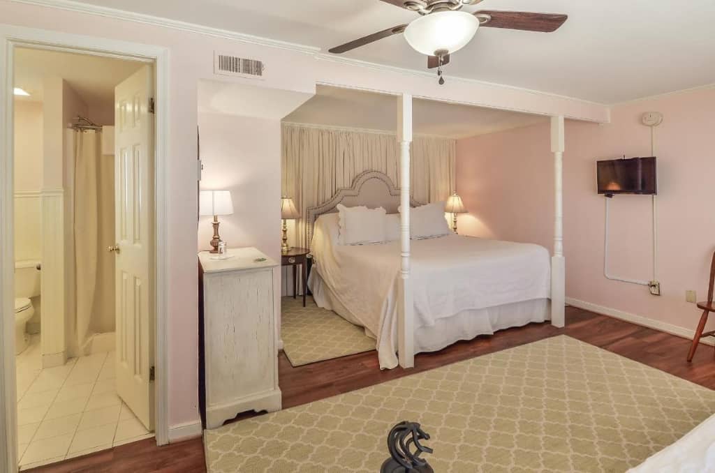 Cedars of Williamsburg Bed & Breakfast - a stylish, petite and tasteful accommodation perfect for a couple's romantic getaway
