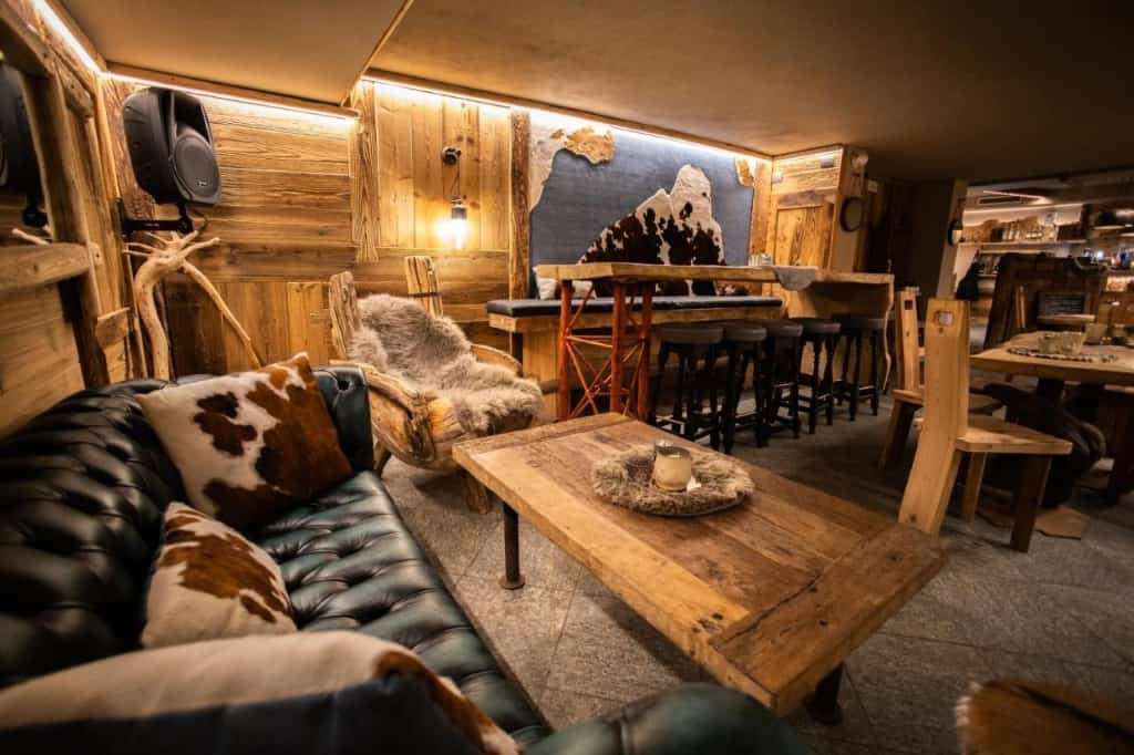 Chalet Hotel Dragon - a classic, cozy and rustic hotel steps away from the ski lifts