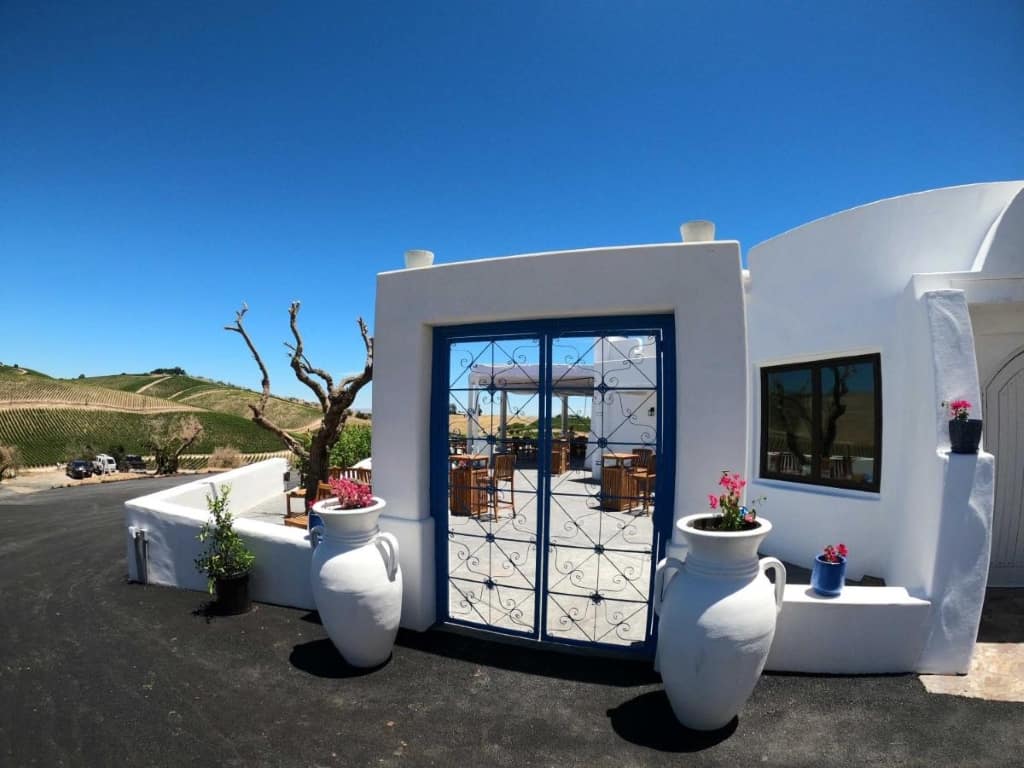 Sirena Vineyard Resort - a stylish, contemporary and Santorini influenced resort overlooking the Adelaida District cliffs
