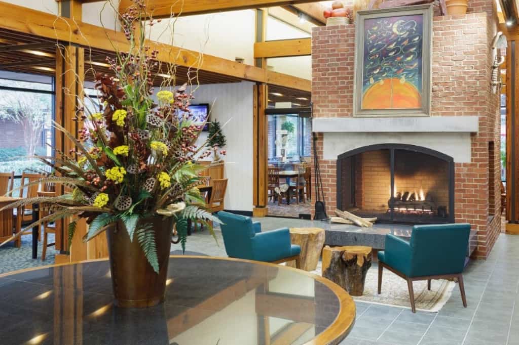 Williamsburg Woodlands Hotel - A Colonial Williamsburg Hotel - a fun, rustic and spacious accommodation ideal for a memorable family vacation