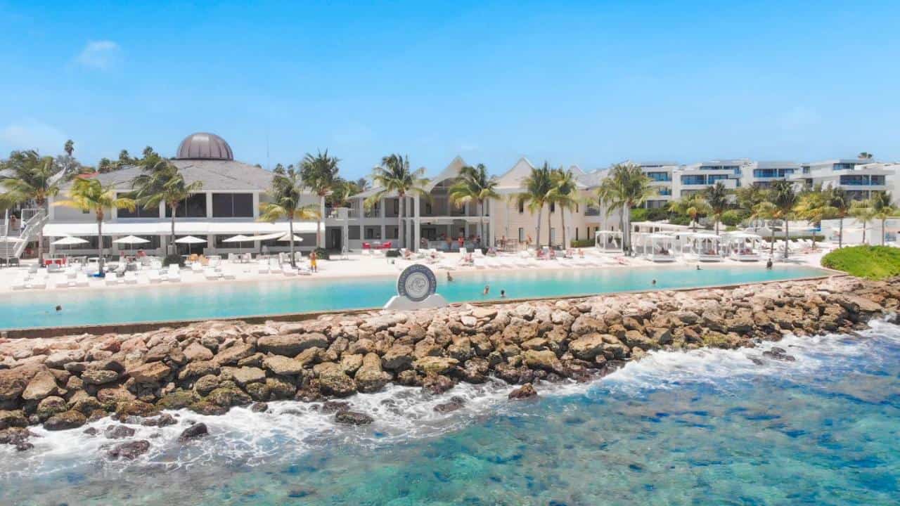 Papagayo Beach Hotel - an ultra-chic beachfront casino hotel