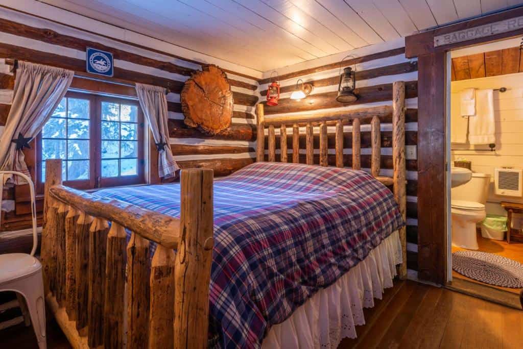 Pioneer Guest Cabins - rustic-designed cabins3