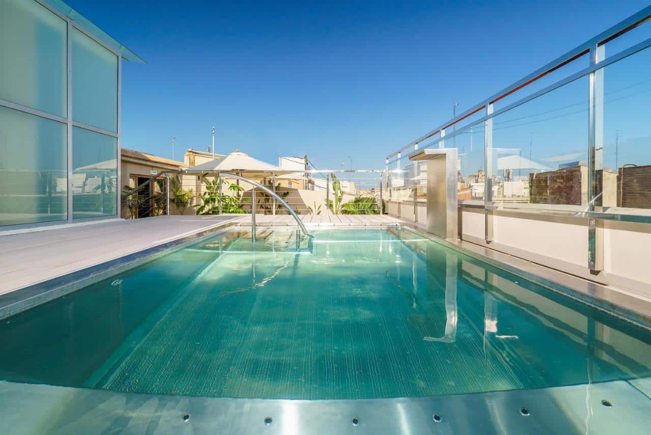 Hotel with a rooftop pool in Valencia