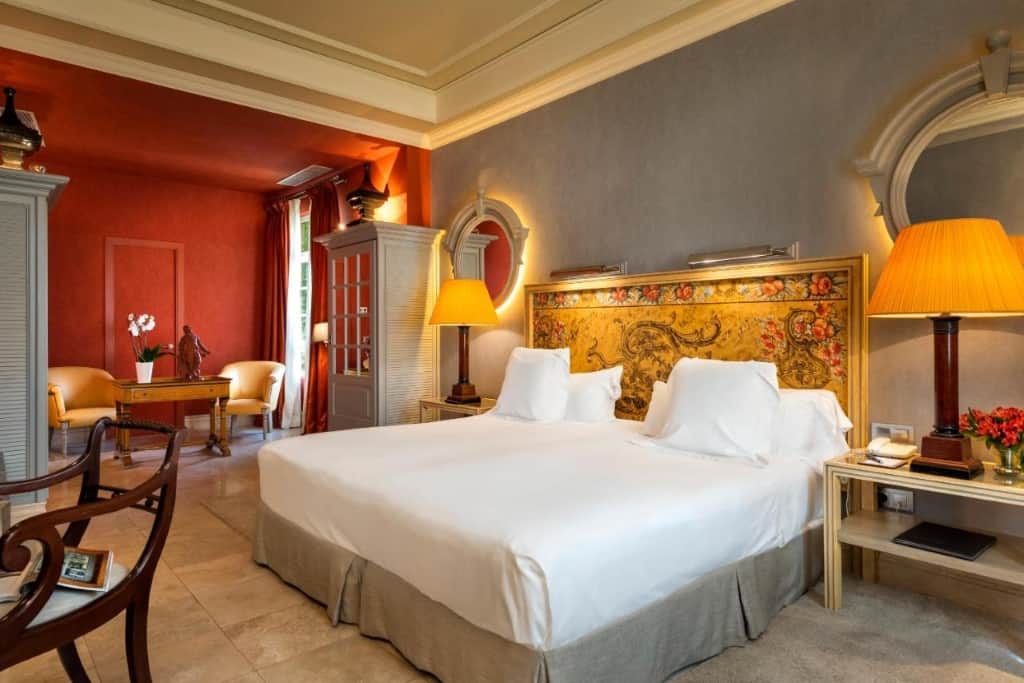 Hotel Casa Del Poeta - a traditional, contemporary and classic accommodation moments away from an array of shopping, bars and restaurants