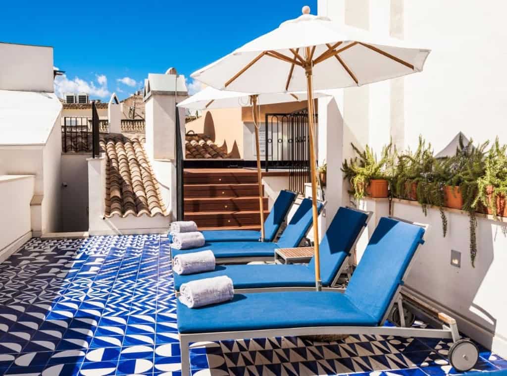 Hotel Cort - a stylish, design and petite boutique hotel featuring a rooftop bar and swimming pool