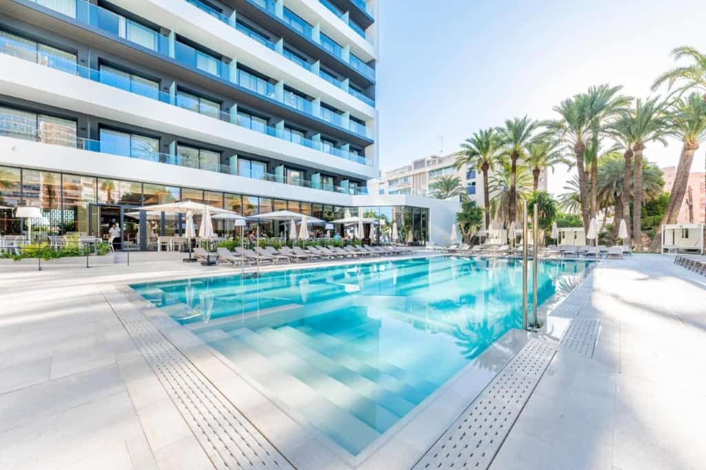 Port Alicante City & Beach - a newly renovated, stylish and contemporary hotel featuring a fitness center, wellness facilities and three outdoor pools