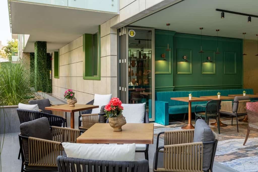 Tomis Garden Aparthotel București - a trendy, vibrant and hip accommodation offering guests a buffet or continental breakfast each morning