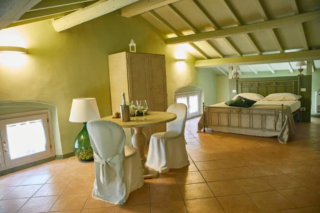 Vecchio Granaio - a tranquil, cozy and charming B&B featuring BBQ facilities, an outdoor swimming pool and a beautiful garden