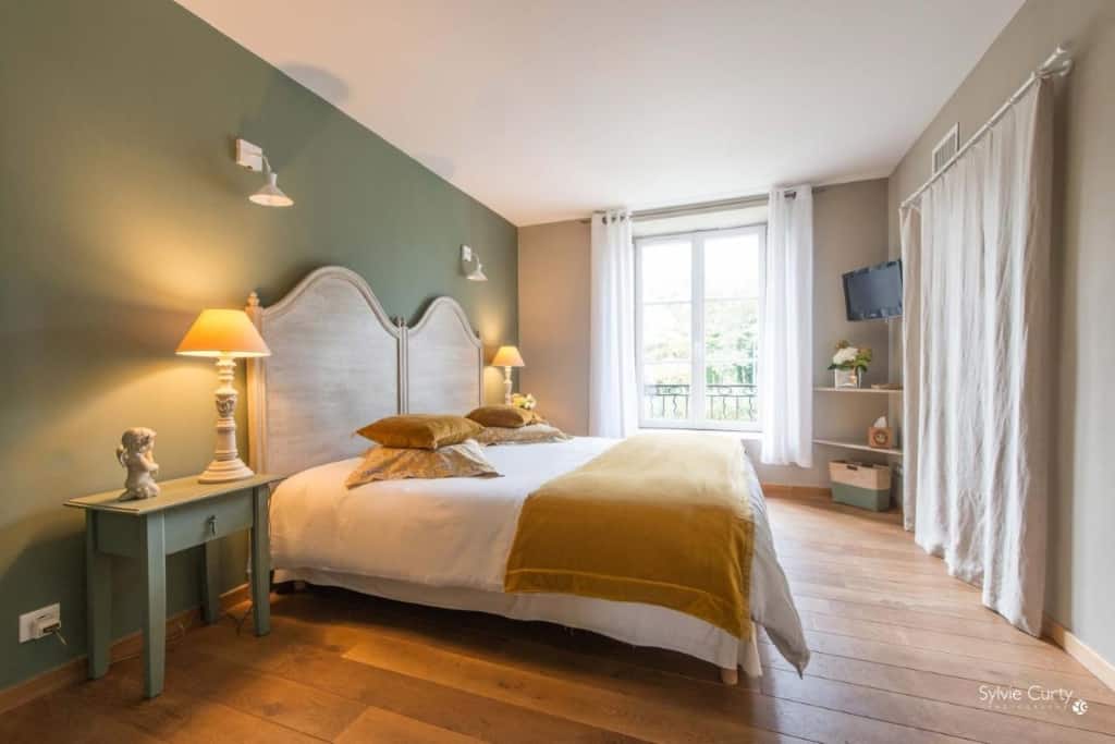 Entre Hotes - a bright, quiet and petite boutique B&B perfect for a couple's romantic getaway