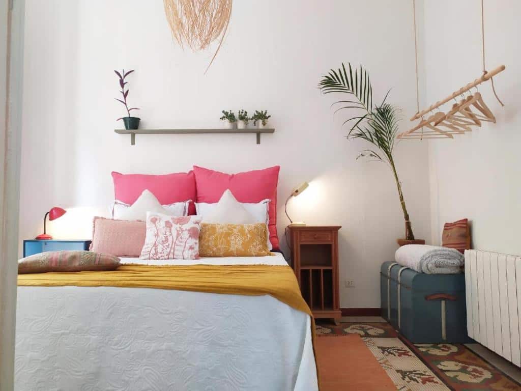 Habitación en La Rambla - a vibrant, retro and quirky accommodation in close proximity to several well know activities