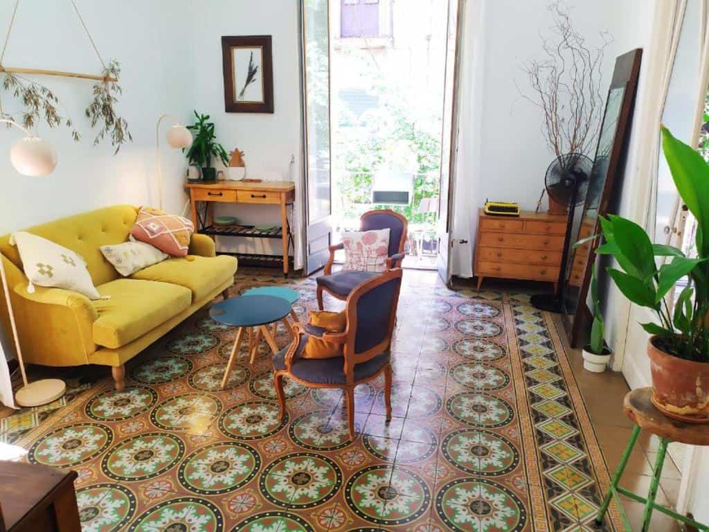 Habitación en La Rambla - a vibrant, retro and quirky accommodation in close proximity to several well know activities