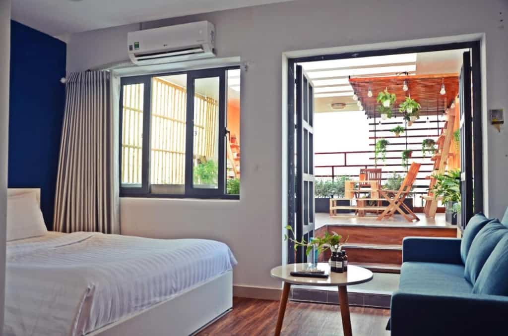 Lá Hotel - a spacious, colorful and funky accommodation with a location nearby to many cafes and local eateries