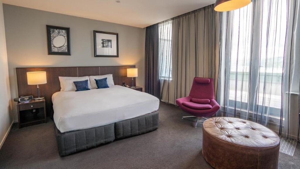 Scenic Hotel Dunedin City - a stylish, contemporary and award-winning accommodation surrounded by an array of bars, restaurants and cafes 